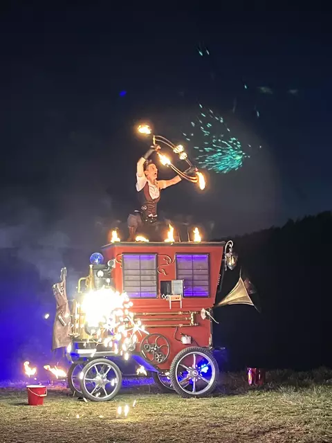 Internationale Feuer-Theater-Show "Tesladrom" begeisterte in Pabneukirchen. Circus n’Cheese: Biohof Luftensteiner. | Foto: privat