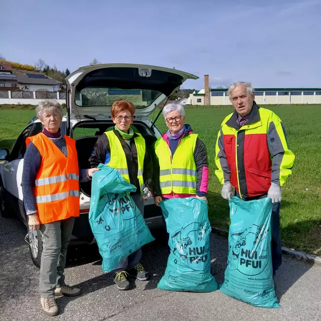 Hui statt Pfui in Pabneukirchen. Chrisitine Hochstöger, Elisabeth Riboli, Monika Friedl, Erich Steinkellner vom Heimatverein Pabneukirchen.  | Foto: Heimatverein