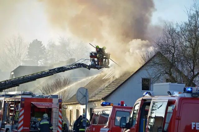 Um an die Glutnester zu kommen, öffneten die Feuerwehrleute zusätzlich die Dachhaut mithilfe eines Einreißhakens. | Foto: BFK WT / St. Mayer