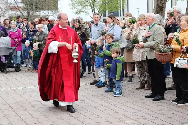 In Kalsdorf ging Pfarrer Josef Windisch durch die dichten Reihen, um große und kleine Palmbuschen zu segnen. | Foto: Edith Ertl