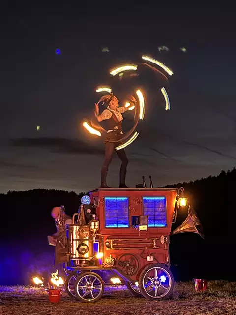 Internationale Feuer-Theater-Show "Tesladrom" begeisterte in Pabneukirchen. Circus n’Cheese: Biohof Luftensteiner. | Foto: privat