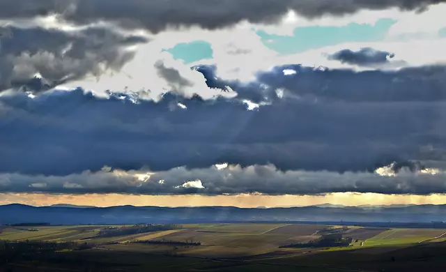 Die neue Woche startet in Niederösterreich mit dichten Wolken und vereinzelten Regentropfen. Gleichzeitig ist mit hohen Temperaturen zu rechnen, bis zu 23 Grad. (Symbolfoto) | Foto: Norbert Reischl