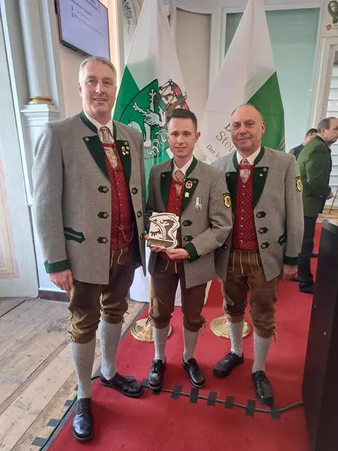 Obmann Martin Schneider, Kapellmeister David Hubner und Stabführer Rudolf Hubner nahmen diesen Preis aus den Händen von Landeshauptmann Mario Kunasek und dem Obmann des steirischen Blasmusikverbandes Erich Riegler entgegen. | Foto: Ortsmusikkapelle Mautern