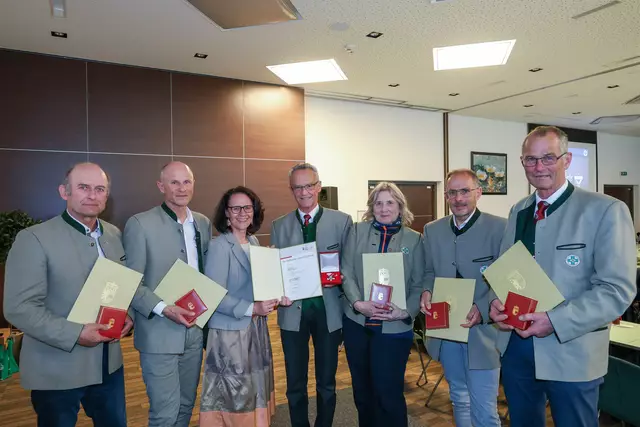Landesrätin Daniela Gutschi hat am 12. April 2025 in Wagrain bei der Landesversammlung der Salzburger Bergrettung sechs verdienstvolle Mitglieder ausgezeichnet. Im Bild: Gerhard Pfluger, Joachim Schiefer, Landesrätin Daniela Gutschi, Balthasar Laireiter, Maria Riedler, Bernd Kranabetter und Klaus Wagenbichler nach der Verleihung der Landesehrungen. Wagrain, 12.04. 2025
 | Foto:  Land Salzburg/Neumayr/Hölzl