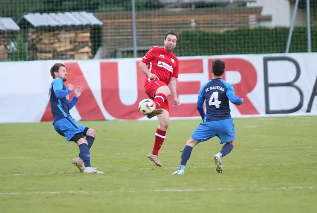 Mathias Gstrein (hier gegen Natters) traf beim 5:0 gegen Breitenbach zwei Mal für Umhausen. | Foto: Peter Leitner