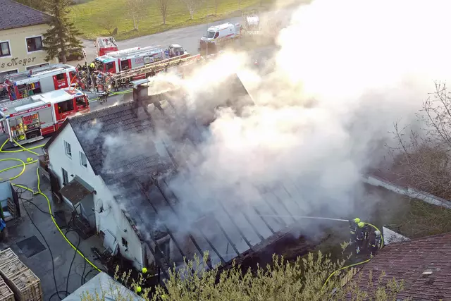 In Pfaffenschlag bei Waidhofen an der Thaya kam es in einem Wohnhaus zu einem Brand. Insgesamt 95 Einsatzkräfte der Feuerwehr waren vor Ort und kämpften stundenlang gegen die Flammen. | Foto: BFK WT / St. Mayer