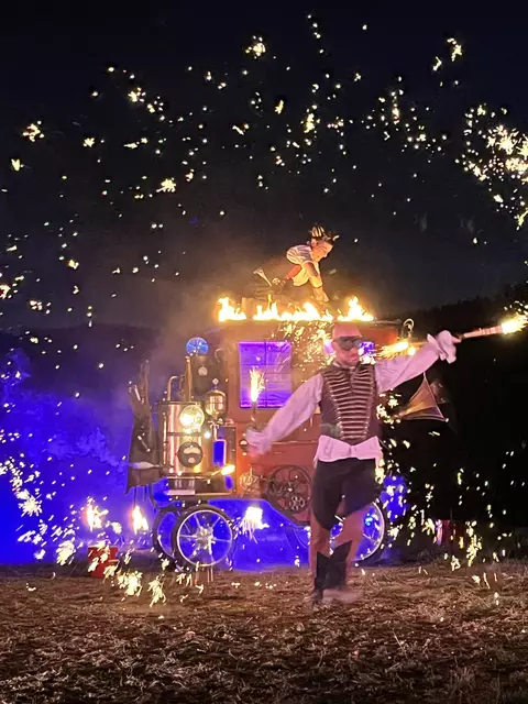 Internationale Feuer-Theater-Show "Tesladrom" begeisterte in Pabneukirchen. Circus n’Cheese: Biohof Luftensteiner. | Foto: privat