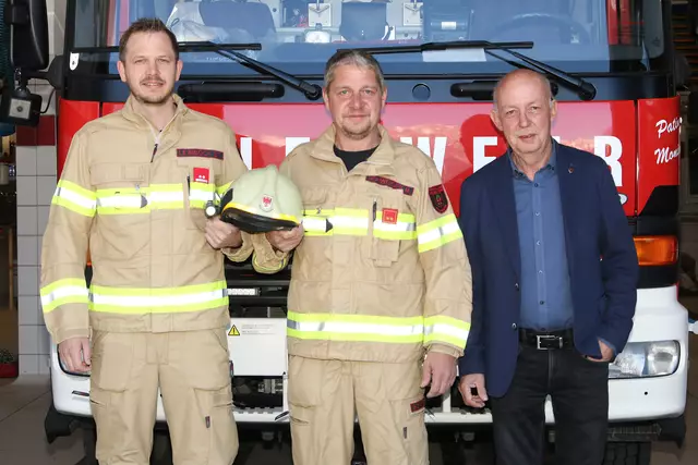 Foto v.l.: FF Kdt Stephan Leimböck, Markus Schweiger-Primig, Bürgermeister Alfred Oberdanner. | Foto: Foto: Walpoth