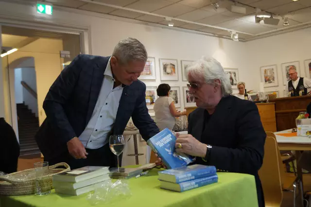 Bürgermeister Christian Sander ließ sich ein Buch signieren. | Foto: Andrea Stelzer