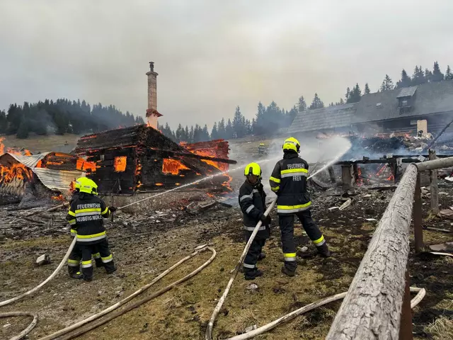 Ein Foto der Feuerwehr zeigt, dass das Naturfreundehaus komplett niedergebrannt ist.  | Foto: BFVMZ/Pusterhofer