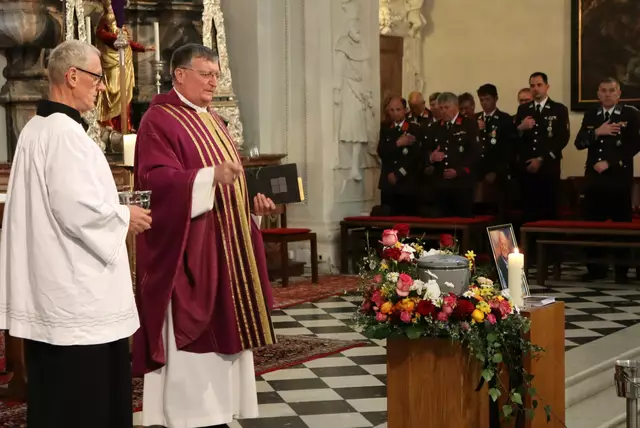 Pfarrer Franz Neumüller bei der ersten Einsegnung | Foto: Gerhard Langmann
