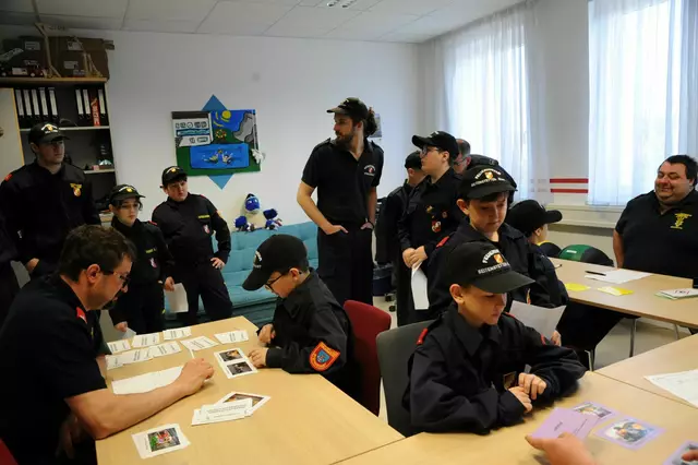 Kampner und Katzengruber betonen: „Es war eine perfekte Zusammenarbeit mit der FF St. Valentin und die Weiße Fahne ist eine große Freude." | Foto: Zarl