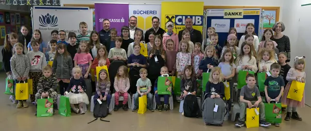 Michael Strasser (Sparkasse Wallsee), Bürgermeister Klaus Nagelhofer, Christopher Voigt (Raiba Wallsee), Vizebürgermeister Christian Marschalek und Büchereileiterin Angelika Scheibreithner überreichten die Preise an die Gewinner und Gewinnerinnen | Foto: Bücherei Wallsee/Angelika Scheibreithner