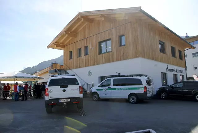 Das neue Sennereigebäude mit der Bergrettung. | Foto: Brigitte Eberharter