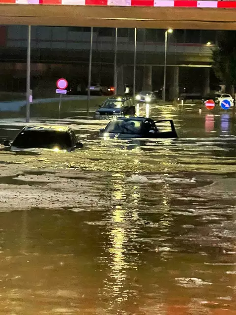 Ein Bild, das sich hoffentlich so schnell nicht wiederholen wird: überflutete Straßen und untergegangene Autos mitten in Graz 2021 | Foto: Tauschmann/Pertzl