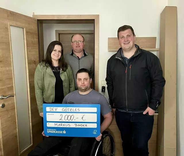 Bei der Übergabe: Lisa Schönbauer, Jürgen Bichl, Markus Binder und Dominik Schönbauer | Foto: Dorferneuerungsverein Götzles