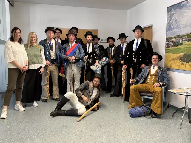 Spannender Besuch: Elf Wandergesellen zu Gast bei der Wirtschaftskammer Ried. 