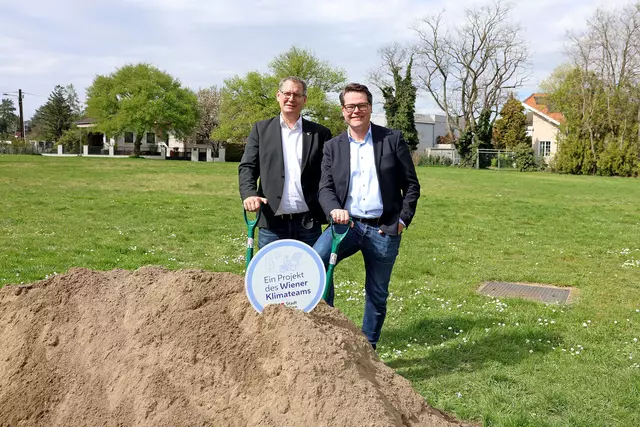 Bezirksvorsteher Georg Papai und Klimastadtrat Jürgen Czernohorszky (beide SPÖ) begingen gemeinsam den Spatenstich für die Umgestaltung des Friessneggparks. | Foto: Stadt Wien/Martin Votava