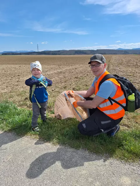Jakob Rausch war mit Begeisterung bei der Sache und half eifrig seinem Vater, Vizebürgermeister Reinhard Rausch beim diesjährigen Frühjahrsputz. | Foto: ZVG Reinhard Rausch