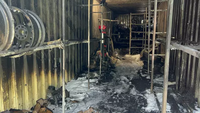 Trotz des koordinierten und raschen Einsatzes sowohl vonseiten der Mitarbeiter als auch der Einsatzkräfte brannte der Container vollständig aus.  | Foto: DOKU-NÖ