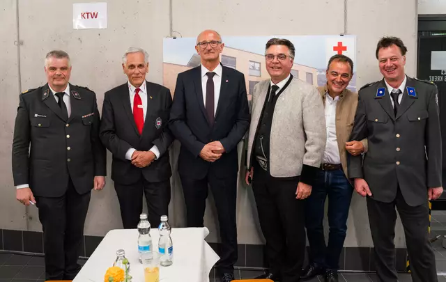 v.l.n.r. Bezirksstellenleiter Rotes Kreuz Schwaz Hans-Peter Thaler, Präsident Rotes Kreuz Tirol Günther Ennemoser, Landeshauptmann Anton Mattle, Bürgermeister Kaltenbach Klaus Gasteiger, GF Bergbahnen Hochzillertal Heinz Schultz, Ortsstellenleiter Rotes Kreuz Kaltenbach Hansjörg Tusch | Foto: RK Schwaz