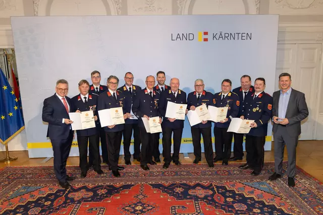 3. Landtagspräsident Andreas Scherwitzl (l.) und LR Daniel Fellner (r.) verliehen Katastropheneinsatzmedaillen an die FF St. Andrä | Foto:  LPD Kärnten/Just