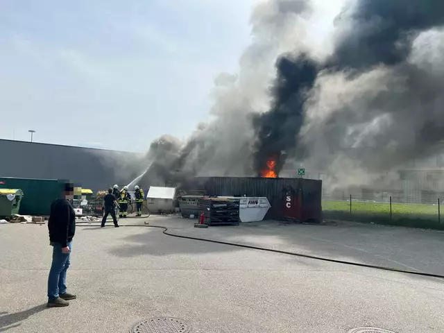 Mehrere Feuerwehren wurden zu einem Containerbrand in Wieselburg gerufen. Die Einsatzkräfte kämpften gegen die Flammen, um ein Übergreifen auf angrenzende Gebäude zu verhindern.
 | Foto: DOKU-NÖ