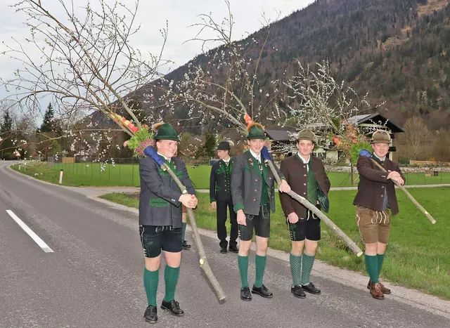 Auf dem Weg zur Palmweihe in der Wallfahrtskirche Maria an der Straße in Pfandl. | Foto: Hörmandinger