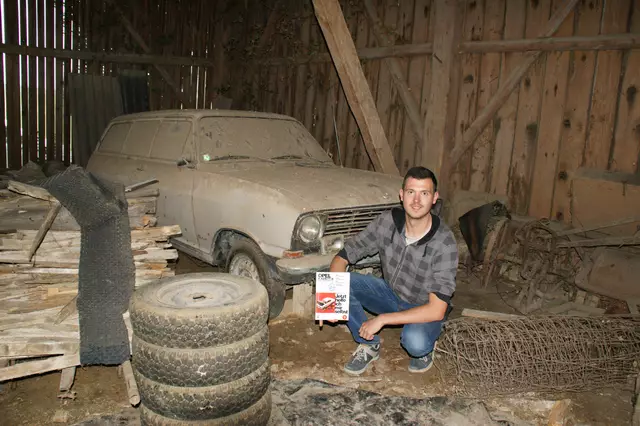 Das Buch hat Christoph Goll über den Opel Kadett bereits eifrig studiert. | Foto: Alexandra Goll