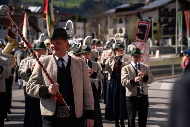 Die Musikkapelle Ried/Kaltenbach eröffnet die Einweihung feierlich mit einem Einzug. Im Hintergrund die Fahnenabordnungen.

 | Foto: RK Schwaz