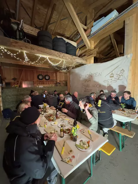 Der 2. Bura Hock lud zum gemütlichen Austausch ein. | Foto: Lech Bergbahnen AG