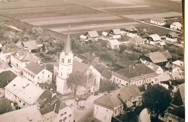 Das schwarz-weiße Foto zeigt eine Luftaufnahme des Marktplatzes der Gemeinde. | Foto: Gemeinde Paternion