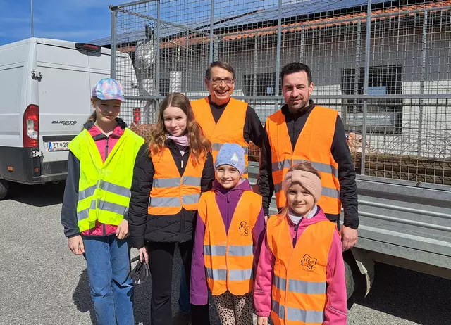 Umweltgemeinderat Herbert Stadlmann und Bürgermeister Andreas Straßer bedankten sich besonders bei den vielen fleißigen Kindern – hier im Bild stellvertretend mit Marlies, Alina, Annika und Paulina.
 | Foto: Gemeinde