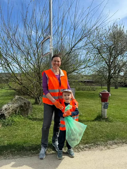 Von ihrem Enkelkind Mattheo Pasteiner wurde Landtagsabgeordnete Doris Schmidl (ÖVP) beim Müllsammeln tatkräftig unterstützt | Foto: ZVG Doris Schmidl