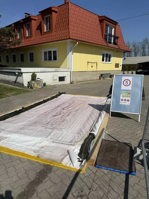 Der Jahnerhof in Bruck hat sich aufgrund langer Lieferzeiten kurzerhand selbst einen Seuchenteppich gebaut. | Foto: Jahner's Spanferkel