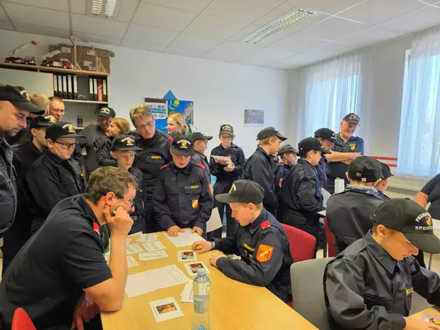 „616 Jugendliche von 56 Feuerwehren haben den Wissenstest sowie Wissenstest-Spiel (für Jüngere) erfolgreich absolviert“, freuen sich Bezirksfeuerwehrkommandant Rudolf Katzengruber und Carina Kampner, | Foto: Zarl