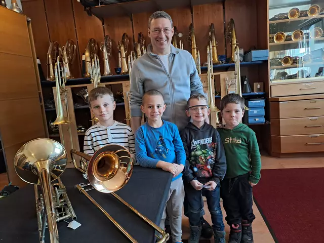 Martin Lechner vom "Musikhaus Lechner" zeigte, wie man Instrumente baut. | Foto: Pfarrkindergarten Bischofshofen