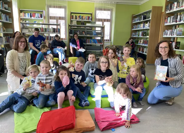 Büchereileiterin Sonja Höchtl und Kinderbuchautorin Leni Steindl mit den begeisterten Kids nach der Mitmach-Lesung in der Gemeindebücherei Echsenbach. | Foto: Marktgemeinde Echsenbach