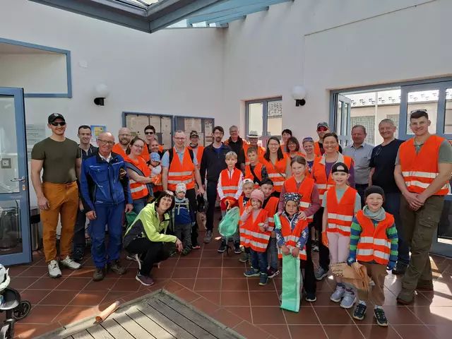 Bei sonnigem und warmem Frühlingswetter machten sich Philipp Karner, Julian Bechtel, Leo Thallauer, Claus, Rosina und Leopold Chmela, David und Elisa Bachmann, ÖAAB-Obfrau, Bürgermeisterin Brigitte Thallauer, Vizebürgermeister Reinhard und Jakob Rausch, Christine Fischeneder-Meiseneder, Manfred Pasteiner, Philipp Humpelstötter, Hermann Meiseneder, Alfred Buchetitsch, Benjamin Burger, Mattheo Pasteiner, Sarah, Valentin und Maria Pasteiner, Ingeborg Schmidl, Andrea Schmidl, Sophie und Paula Karner, Heidemarie und Daniel Ehn, Landtagsabgeordnete Doris Schmidl, Leonie Ehn, Josef Thallauer, Valentin Karner, Manfred Gundacker und Alexander Karner (v.l.n.r.) auf den Weg, um im Gemeindegebiet entlang der Straßen und Wege den Müll einzusammeln. | Foto: ZVG Manfred Gundacker