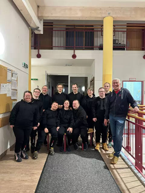 Die Schwimmgruppe der Lebenshilfe freute sich über neue Trainingsanzüge von HeartBeat-Geschäftsführer Gernot Schneebauer (r.). | Foto: Lebenshilfe OÖ 