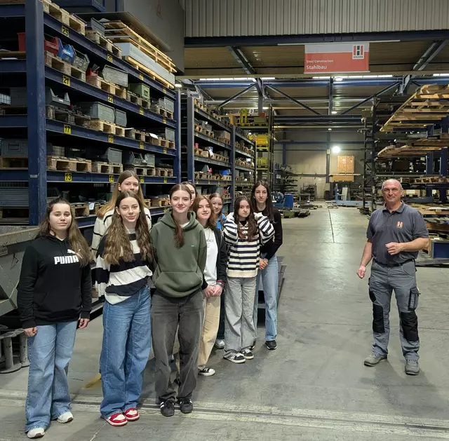 Von der Schulbank in die Industrie bei der Firma Holz-Her | Foto: HLW Lipizzanerheimat