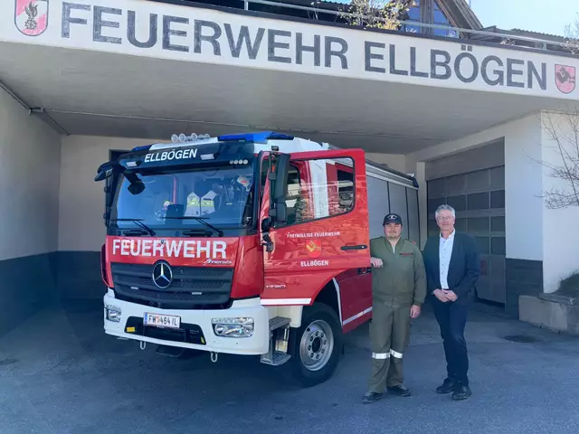 Ellbögens FF-Kdt. Stefan Tanzer und Bgm. Walter Kiechl mit dem neuen TLF 3000. | Foto: Kainz