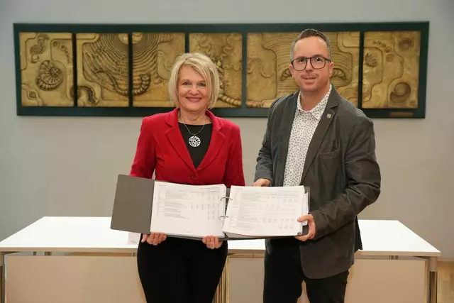 Jörg Rabl wird sich aus beruflichen Gründen aus der Brucker Stadtpolitik zurückziehen (hier auf einem Archivbild mit Andrea Winkelmeier. | Foto: Stadt Bruck/Maili