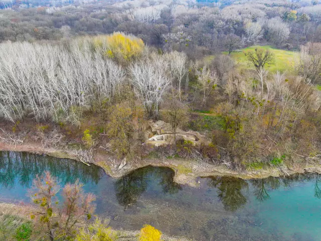 Im Nationalpark Donau-Auen wurde ein einzigartiges römisches Kastell entdeckt. (Luftaufnahme der Ausgrabung in der Hainburger Au, nahe Stopfenreuth) | Foto:  H. Wraunek, Land NÖ