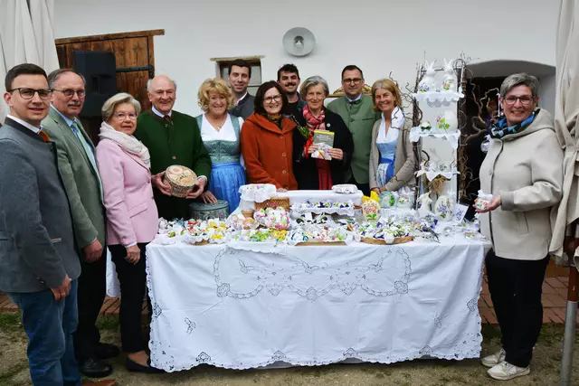 Bürgermeister Stefan Schröter, Landtagsabgeordneter Richard Hogl, Sissi und Erwin Pröll, Elisabeth Edlinger, Bürgermeister Florian Hinteregger, Bürgermeisterin Irmtraud Traxler, Nathan A. Streibel, Dorli Draxler, Volkskultur Niederösterreich-Geschäftsführer Harald Froschauer, Standortleiterin Doris Buchmann und Bürgermeisterin Daniela Hagenbüchl-Schabl beim Ostermarkt im Brandlhof. | Foto: Volkskultur NÖ