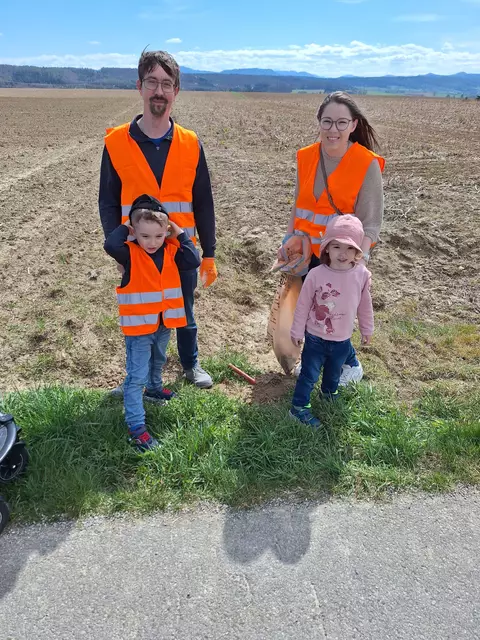 Die angenehm warmen Temperaturen genossen Manfred, Valentin, Maria und Sarah Pasteiner beim Frühjahrsputz 2025. | Foto: ZVG Reinhard Rausch