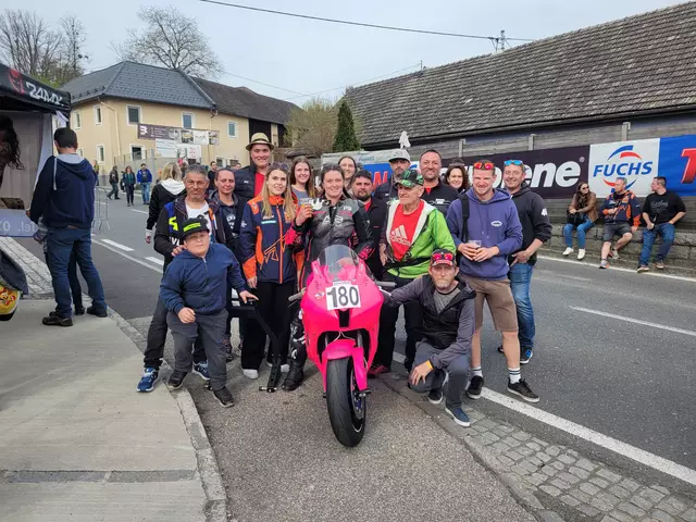 Die Julbacher Fans in Landshaag. | Foto: Bernhard Deschka