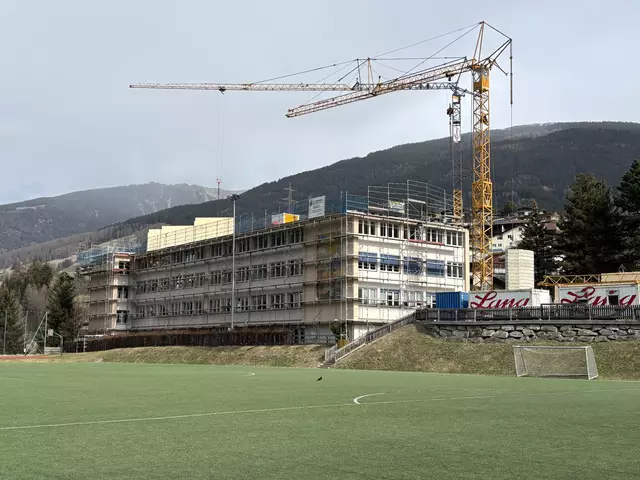 In der MS Matrei drücken derzeit rund 260 Kinder aus Matrei, Navis und Ellbögen die Schulbank. In Zukunft werden es mehr sein, deshalb werden am Gebäude neue Kapazitäten geschaffen. | Foto: Kainz