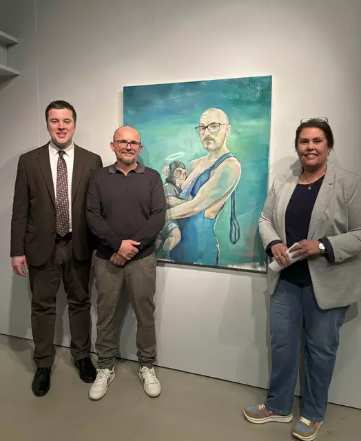 Die Galerie der Kunsthalle Leoben zeigt aktuell unter dem Titel „Monkeys &amp; Kids“ Arbeiten des aus Leoben stammenden Künstlers Michael Baumer und entführt das Publikum in eine vielschichtige Bilderwelt. Im Bild: Johannes Gsaxner, Michael Baumer und Kuratorin Susanne Leitner-Böchzelt | Foto: KK