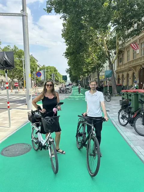 Planungsstadträtin Ulli Sima und Radverkehrsbeauftragter Martin Blum am Radhighway in der Praterstraße. | Foto: Stadt Wien/Ava Farajpoory